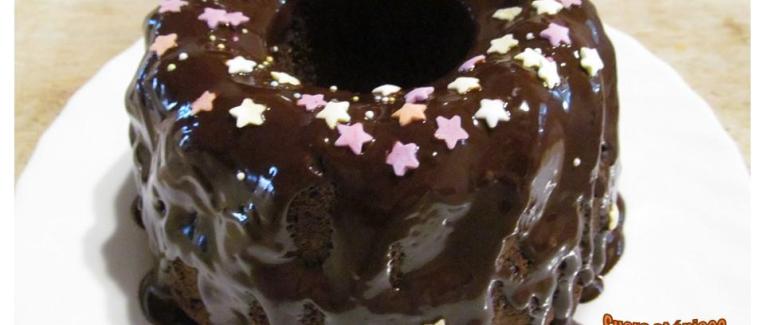 Gâteau très moelleux au chocolat et aux noisettes avec glaçage