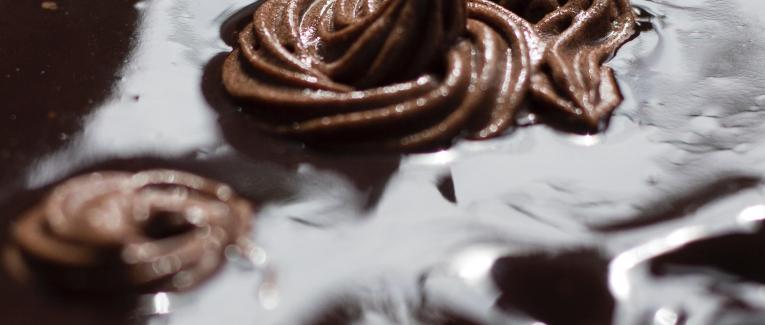 Nid de Pâques chocolat-noisettes aux blancs d'oeufs