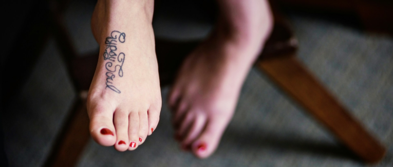 Geneviève aux pieds nus