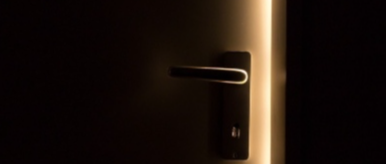 Lourder : être mis à la porte.