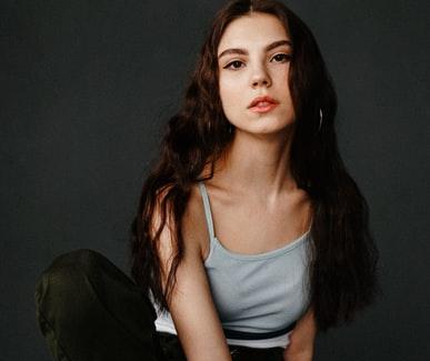 Consigne : Écrire un texte avec les mots suivants :Aristocrate, belge, carapace, détermination, électrique, fortification, galopante, hybride.