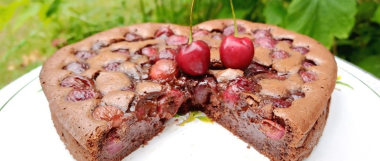Fondant au chocolat noir et aux cerises - Recette en vidéo