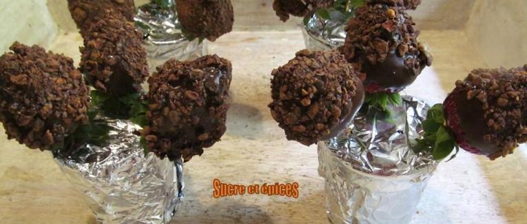 Fraises enrobées de chocolat et fèves de cacao