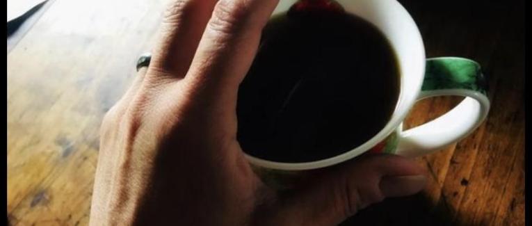 La main au café...
