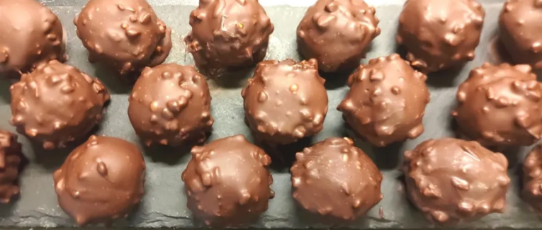 Bonbons aux gaufrettes façon Ferrero Rochers - Recette en vidéo