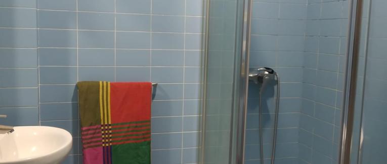 Compartir habitación es la razón por la que sigo duchándome