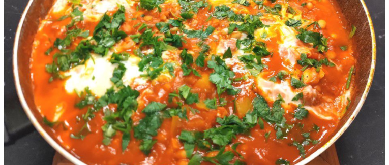 Chakchouka aux haricots blancs (Shakshuka) - Recette en vidéo