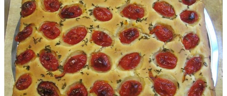 Focaccia des Pouilles aux tomates cerises et à l'origan