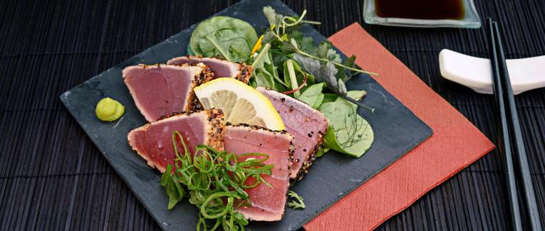 Pavés de thon grillés au sésame et poivres