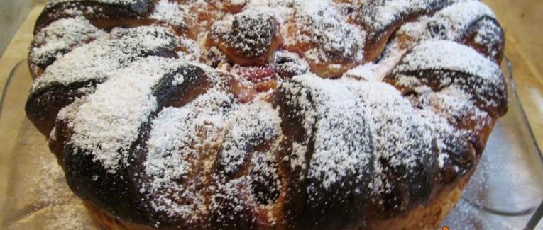Brioche aux griottes en forme de fleur (Cozonac)