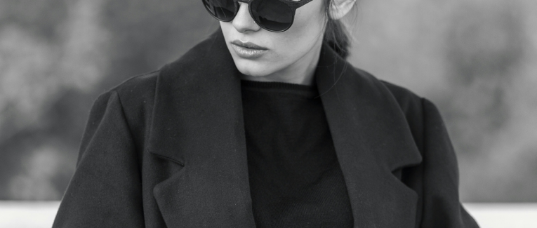 Comment réussir un look monochrome élégant