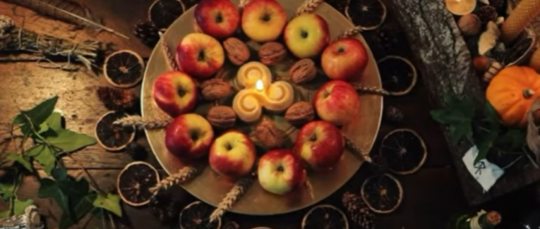 Yule : Célébrer le Renouveau et Trouver la Lumière Intérieure dans la Thérapie.