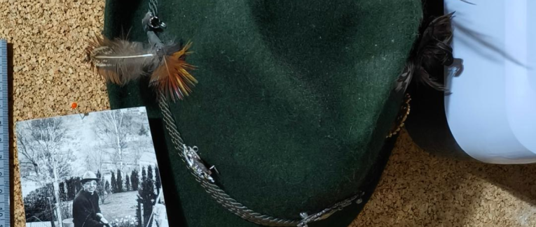 Le chapeau et les plumes (le chapeau de papa)