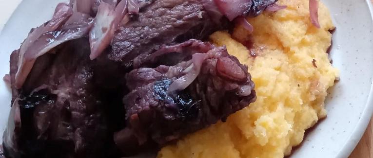Costine di maiale stufate nel Merlot