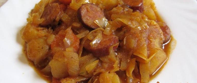 Potée de chou et pommes de terre aux saucisses fumées