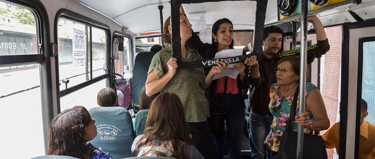 El Bus TV : L’information quoi qu’il en coûte