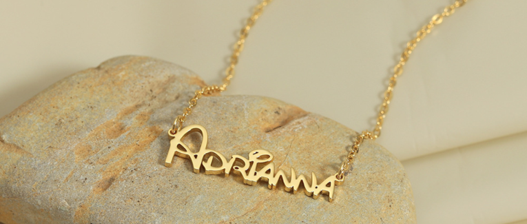 The Power of Personalized Necklaces: Unveiling Sentiments in Customized Jewelry