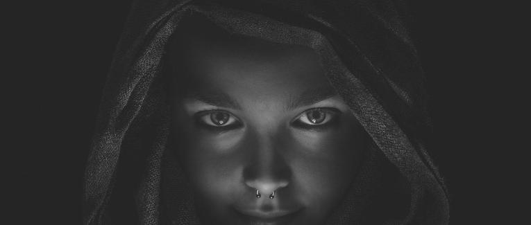 Portrait d'une belle jeune femme