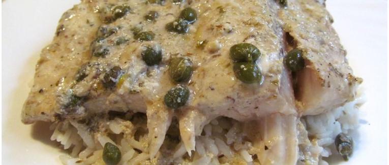 Filets de perche aux anchois et câpres, sauce au yaourt
