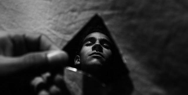 Tomber, se relever, affronter le miroir, 
Faire gagner l'amour, pour que demain soit moins noir