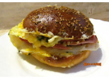 Sandwich chaud aux oeufs, jambon et fromage