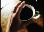 La main au café...