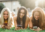 Comment les réseaux sociaux et les réunions en ligne façonnent notre réalité