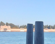 Loin l'un de l'autre