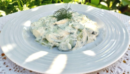 Salade de concombre au yaourt et à l'aneth - Recette en vidéo