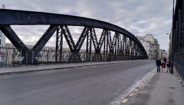 Le pont et la petite fille