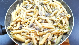 Penne aux champignons en sauce crémeuse à la moutarde
