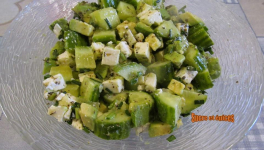 Salade avocat, concombre, feta - Recette en vidéo