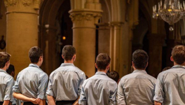 Guili-guili-guili, c'est l'abbé bête qui monte !