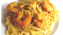 Spaghetti aux crevettes, sauce au yaourt et épices