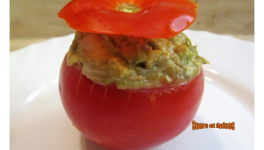 Tomates farcies au poulet, avocat et olives