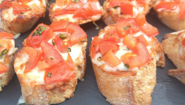 Crostini tomates mozarrella au pesto rosso - Recette en vidéo 