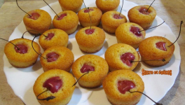 Financiers à la polenta et aux cerises