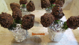 Fraises enrobées de chocolat et fèves de cacao