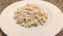 Coquillettes en sauce au jambon et au fromage