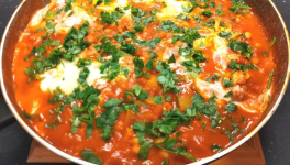Chakchouka aux haricots blancs (Shakshuka) - Recette en vidéo 