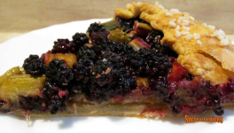 Tarte rustique mûres-rhubarbe