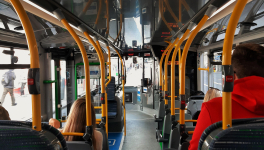 Ülünk a buszon