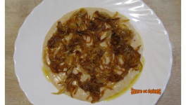 Purée de haricots blancs avec des oignons grillés - Fasole facaluita (vegan)