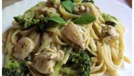 Linguine au poulet et brocoli, sauce au pesto et yaourt à la grecque