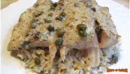 Filets de perche aux anchois et câpres, sauce au yaourt