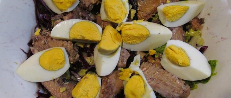 Salade de chou rouge aux sardines et oeufs