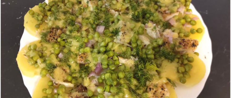 Salade de maquereau fumé au poivre aux pommes de terre et petits pois - Recette en vidéo