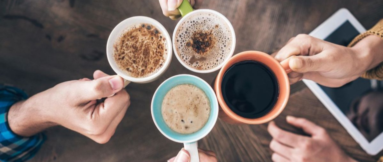 Le rituel du café à travers le monde : traditions qui nous unissent