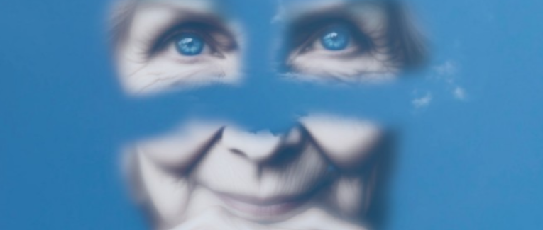 Les yeux bleus.