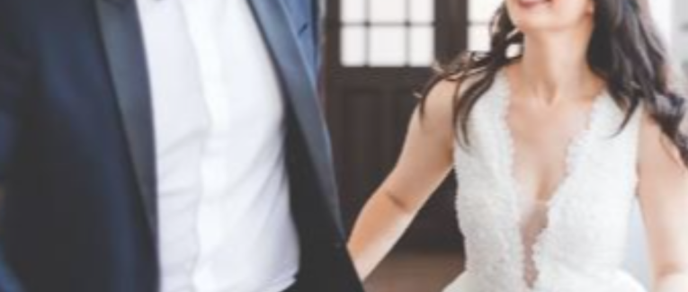 Continuez cette phrase : les fiancés sont sur le point de se dire oui quand soudain...